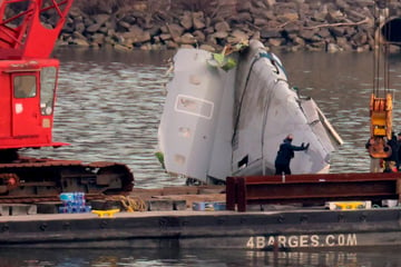 All victims recovered by salvage crew after deadly DC plane crash