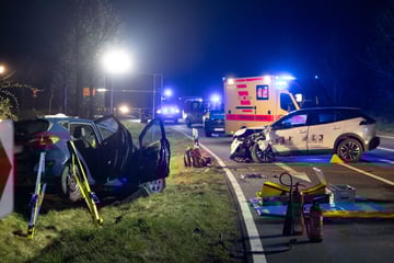 Abbiegen geht schief: Ford und Peugeot krachen an Kreuzung zusammen