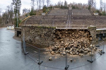 Mauer an historischer Freilichtbühne im Erzgebirge eingebrochen