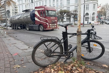 Rote Ampel als Ursache? Lastwagen kollidiert mit Fahrrad, Person schwer verletzt