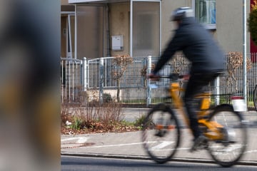Polizeiauto kracht so heftig in E-Bike-Fahrer, dass er durch die Luft geschleudert wird