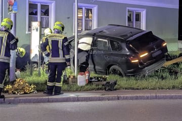 VW kracht gegen Gasthaus-Wand: Fünf teils Schwerverletzte