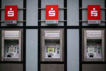 Raubüberfall vor Sparkasse: 21-Jähriger erlebt Albtraum beim Geld einzahlen