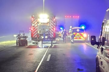 Tödlicher Unfall in der Nacht: Lkw will Fahrrad auf Bundesstraße ausweichen und erfasst Mann