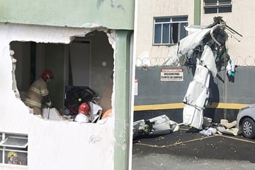 Flugzeug kracht in Wohnhaus: Drei Menschen sterben, darunter Pilot und sein Co
