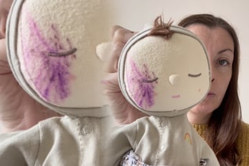 Mädchen kritzelt Fleck auf Puppe: Was dann passiert, ändert für Mutter alles
