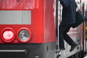 Leipzig: Lokführer fährt durch Nordsachsen - dann alarmiert er die Feuerwehr!