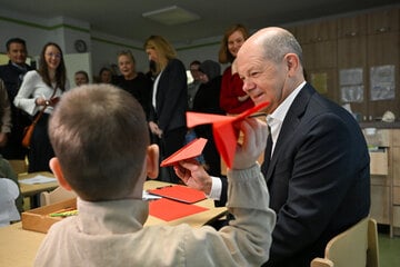 Basteln mit dem Kanzler: Olaf Scholz auf Stippvisite in Potsdamer Kita