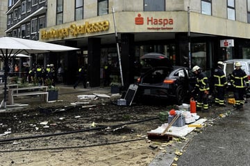 Auto rast in Haspa-Filiale! Ein Todesopfer, mehrere Verletzte