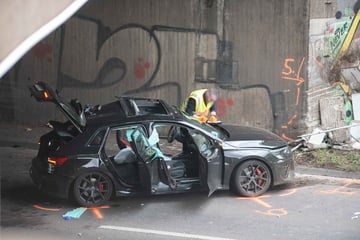 Unfall A57: Schwerer Unfall auf A57: Audi-Fahrer stirbt nach Reanimation im Krankenhaus