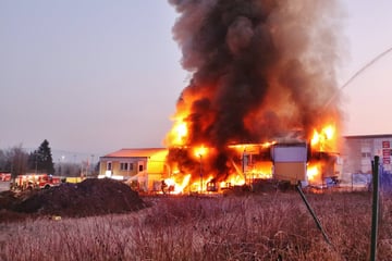 Feuerwehr kämpft mit Flammen nach Explosion in Schorndorf: Sieben Menschen verletzt, einer davon schwer