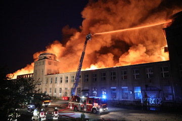 Dresden: Feuer im Industriegelände: Meterhohe Flammen und erschwerte Löscharbeiten