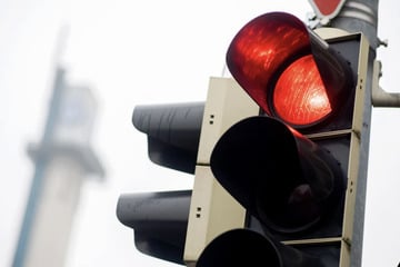 Von Lkw erfasst: Opel-Fahrerin stirbt an Ampel-Kreuzung