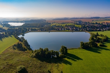 Sächsischer Teich wird abgelassen: Dammkrone gesperrt, Absturzgefahr