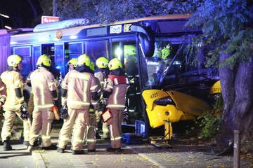 BVG-Bus kracht gegen Baum: 15 Verletzte in Neukölln