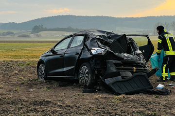 Tödlicher Unfall: Seat überschlägt sich mehrfach und kracht auf Feld