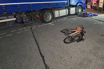 Lkw-Fahrer übersieht Fahrrad: Frau wird unter Sattelzug geschleudert und stirbt