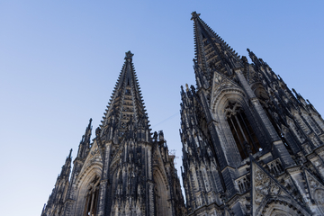 Köln: Aus Protest: Priester segnen gleichgeschlechtliche Paare vor dem Kölner Dom