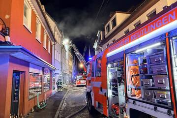 Stuttgart: Wohnhaus in Flammen: Dachstuhl komplett zerstört - 250.000 Euro Schaden!