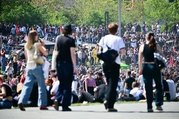 Kreuzberg am Limit: Polizei sperrt U-Bahnhöfe wegen Überfüllung
