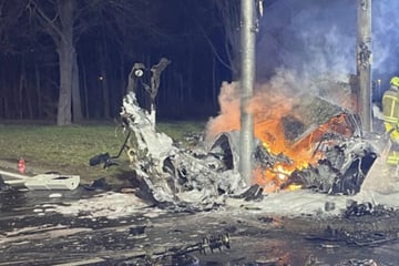 Auto brennt lichterloh: Drei Männer kämpfen gegen Flammen-Wrack