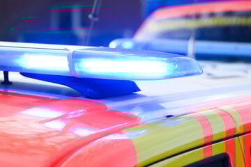 Auto kracht in Haus und beginnt zu brennen: Drei Menschen schwer verletzt