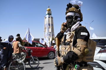 Mit Flaggen und Sturmgewehren: Taliban feiern fünften Jahrestag der Machtübernahme