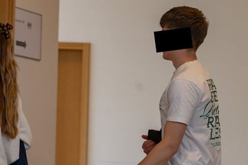 Getränke-Unfall in Dresden: 19-Jähriger auf E-Roller kracht mit 1,3 Promille in Renault