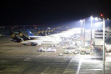 Nottür geöffnet: Trödel-Passagiere rennen in Köln plötzlich auf das Rollfeld