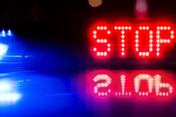 Flucht vor Kontrolle: Autofahrer will sich mit 200 km/h in die nächste Stadt retten