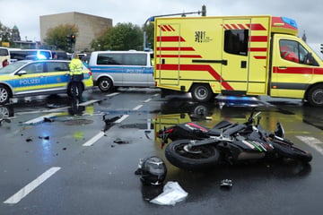 VW Golf stößt am Terrassenufer mit Motorrad zusammen: Zwei Frauen verletzt