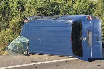 Unfall A38: Auto überschlägt sich: Fahrerin schwer verletzt, Vollsperrung auf A38