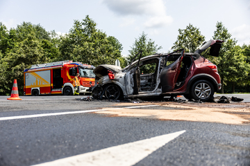 Feuerwehr verhindert Katastrophe: Auto steht nach Crash mit Lkw lichterloh in Flammen