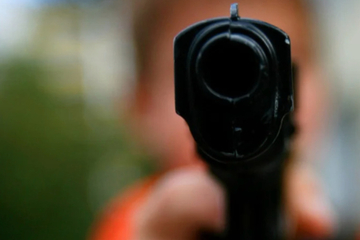 Polizeieinsatz an Regelschule! 16-Jähriger richtet Waffe auf Mitarbeiterin