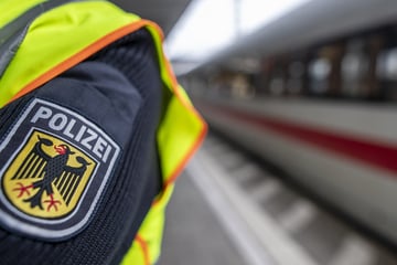 Gewalt gegen Bahnpersonal: Mann schlägt Zugbegleiter mit Gehhilfe auf den Kopf