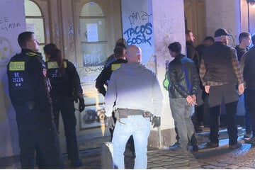 Berlin: Mob geht in Neukölln mit Steinen, Stöcken und E-Scooter auf Autofahrer los