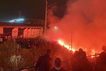Tausende trauern um tote Fans: Sieben Särge ziehen durch Pyro-Meer zum Stadion