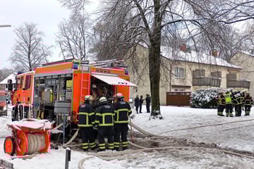 Hamburg: Wintergewitter: Blitzeinschlag in Wohnhaus? Dachstuhl steht in Flammen