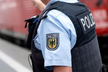 Verstörend: Mädchen lässt sich von Zug überrollen und rennt lachend weg