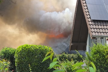 Wohnhaus bei Aachen brennt lichterloh - Zeugen berichten von Explosion und meterhohen Flammen