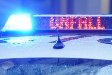 Unfall A8: Lastwagen kracht auf A8 in Wohnmobil: Fünf Menschen verletzt