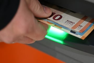 Am Geldautomat überfallen: Mann wird im Gesicht verletzt