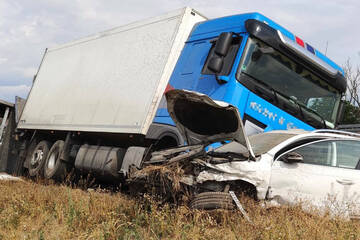 Unfall A24: Leergut-Laster zerquetscht Auto bei Crash auf A24: Drei Verletzte!