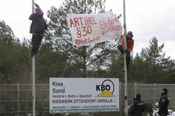Banner-Aktion wird Luftnummer! Waldbesetzer rüsten sich für Räumung der Laußnitzer Heide