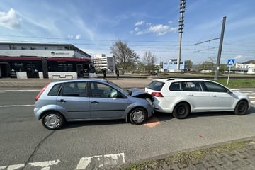 Ford kracht in Volkswagen: Vier Menschen verletzt – darunter zwei Kinder