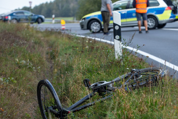 Unfall zwischen Radfahrer und Laster: Rettungshubschrauber im Einsatz!