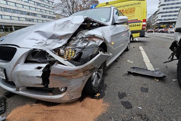 Unfall im Chemnitzer Zentrum: BMW kracht gegen Krankentransportwagen