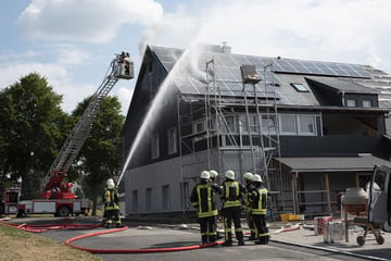 Feuerwehreinsatz im Erzgebirge: Dachstuhl mit Solaranlage in Flammen