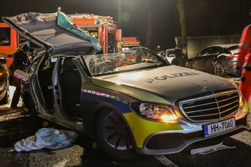 Auf dem Weg zum Einsatz: Polizeiauto kracht gegen Lichtmast
