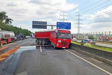 Unfall A57: Schwerer Crash auf A57: Lastwagen krachen zusammen, Autobahn gesperrt!